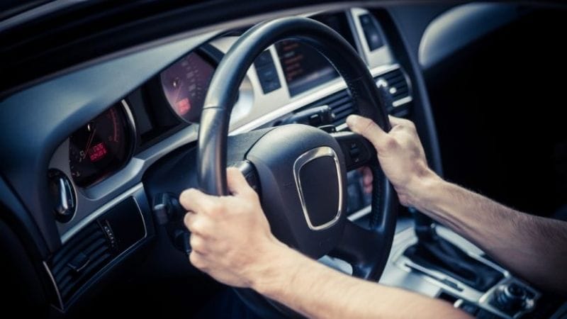 Hướng Dẫn Cách Lái Xe Ô Tô Từ A - Z Cho Người Mới 9 Tập trung tinh thần và vững tâm lý khi điều khiển xe