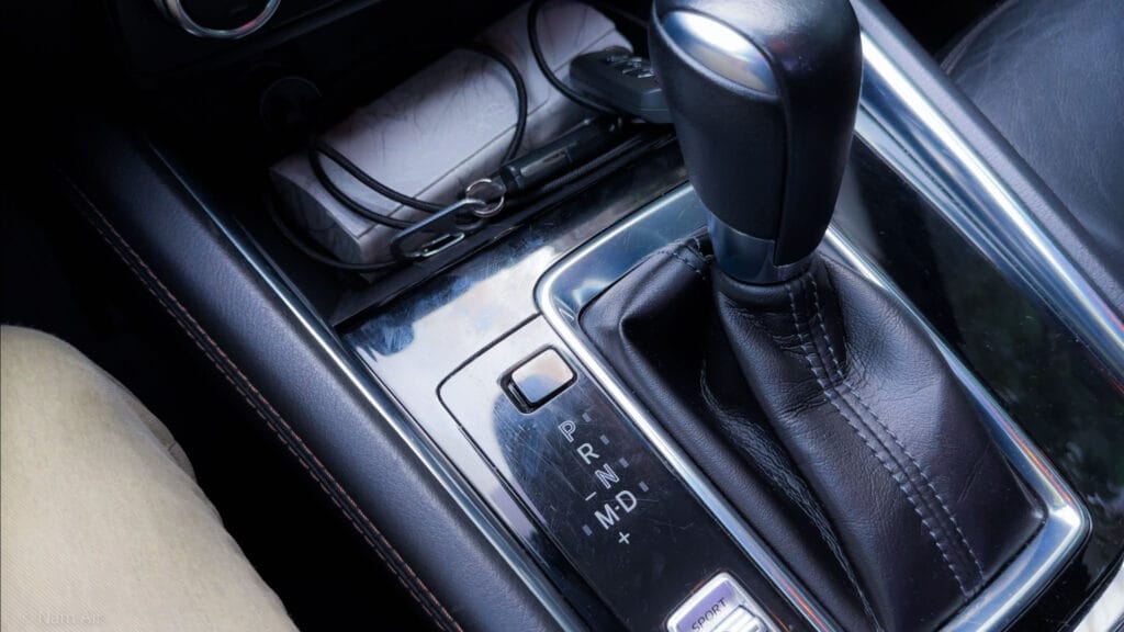 Không ấn nút khóa trên cần số thường xuyên