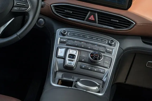 Hệ thống các nút điều khiển trên xe