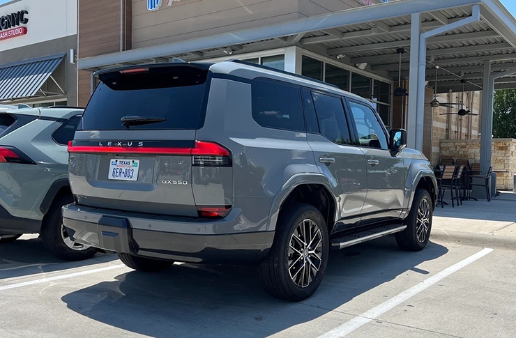 Đuôi xe phong cách thường thấy của các mẫu xe Lexus mới
