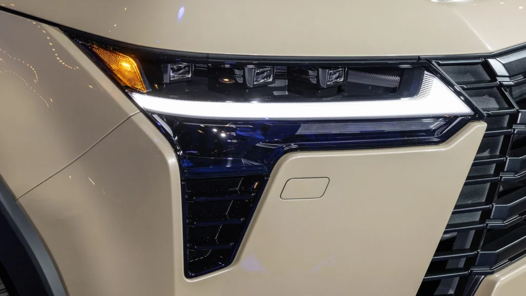 Phần đầu xe có lưới tản nhiệt hình con suốt