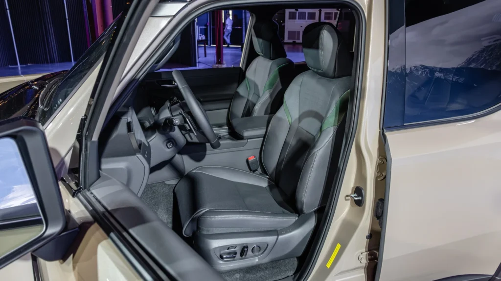 hình ảnh bên trong chiếc xe