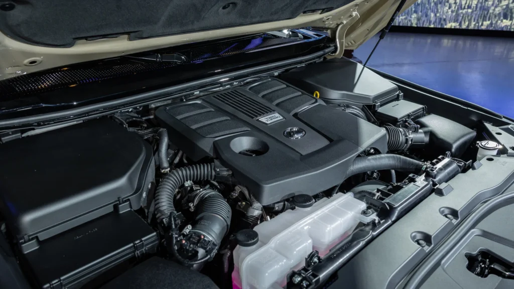 động cơ xe dưới nắp capo