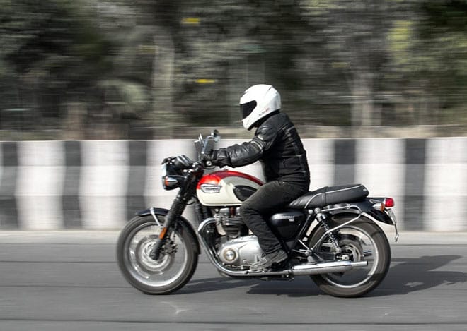 Xe mô tô, gắn máy chạy quá tốc độ