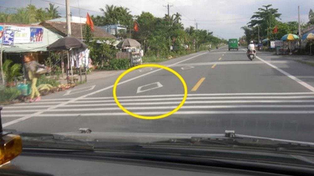 Ký hiệu và vạch kẻ đường khác