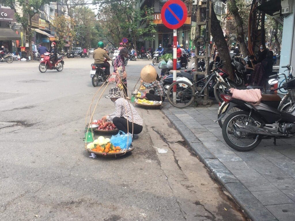 Nguyên Nhân Gây Tai Nạn Giao Thông? Hậu Quả Và Cách Khắc Phục 11 Người dân chiếm dụng vỉa hè và mặt đường