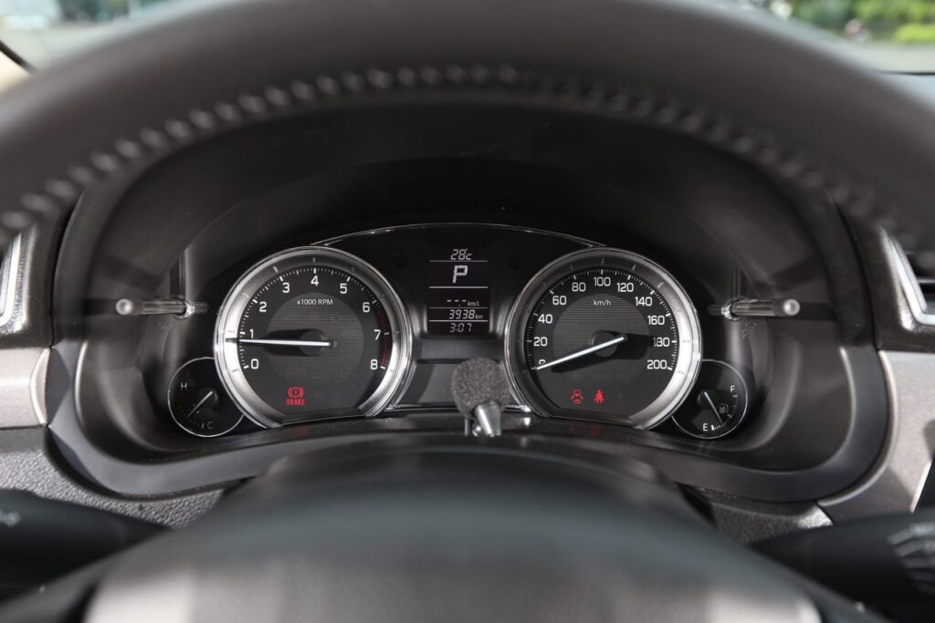 Suzuki Ciaz: Giá Lăn Bánh T06/2023, Thông Số Kỹ Thuật Chi Tiết 11 hệ thống đồng hồ kim xăng