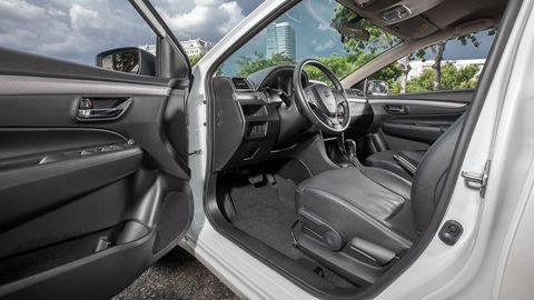 Suzuki Ciaz: Giá Lăn Bánh T06/2023, Thông Số Kỹ Thuật Chi Tiết 13 nội thất xe phía trước
