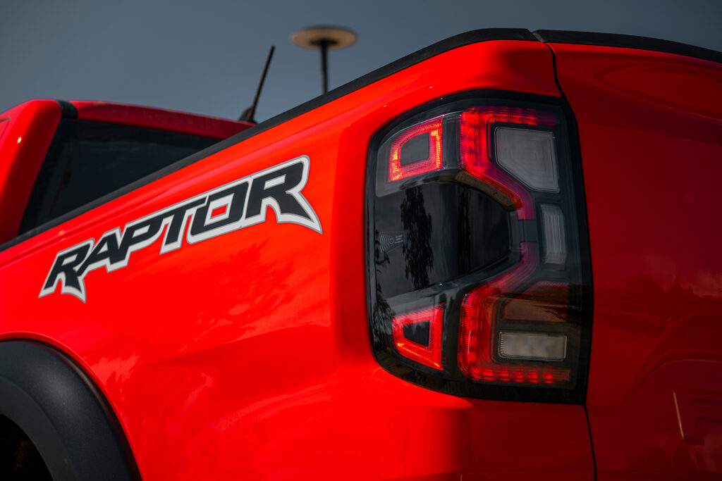 phía sau Ford Ranger Raptor 2023