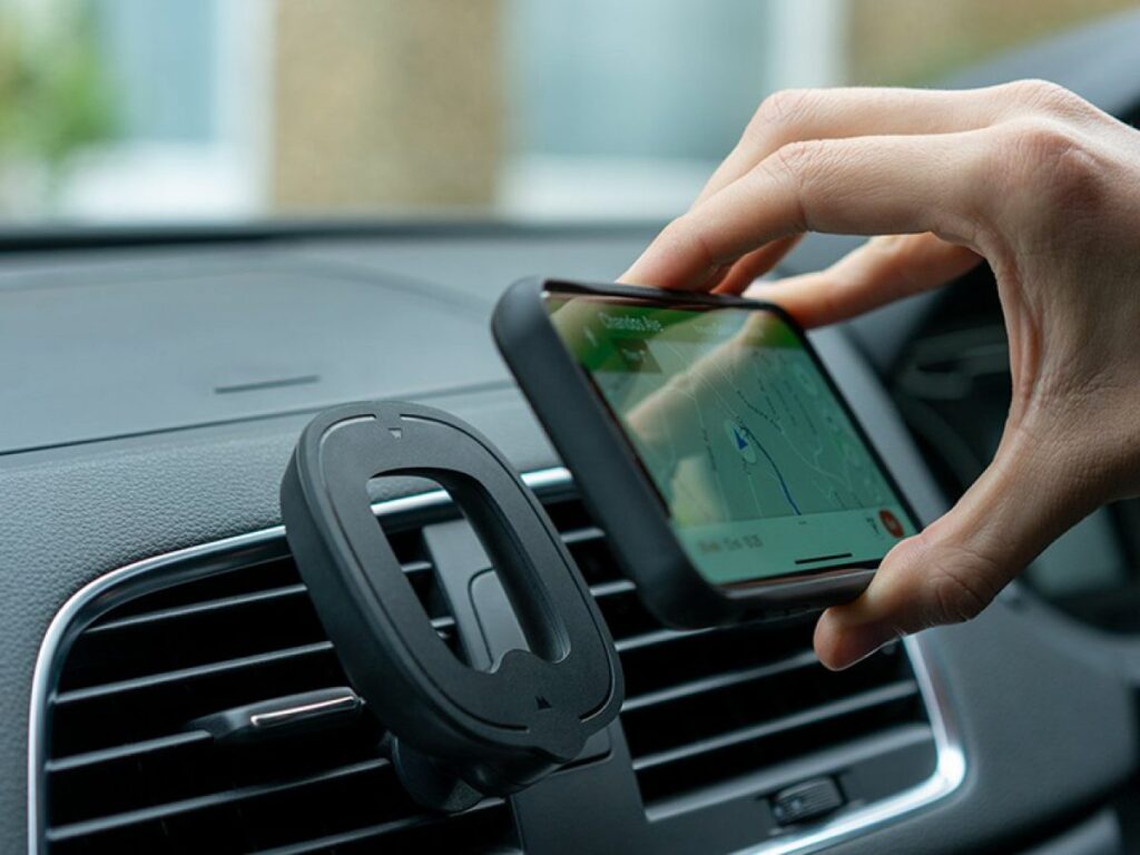 Các bước lắp giá đỡ điện thoại trên ô tô dễ dàng 