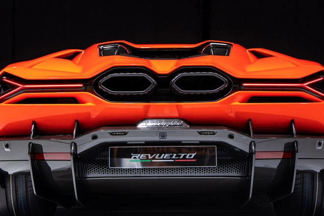 Siêu Xe Hybrid Lamborghini Cháy Hàng Tới 2025 Ngay Sau Khi Ra Mắt 12 Cụm đèn hậu thiết kế chữ Y