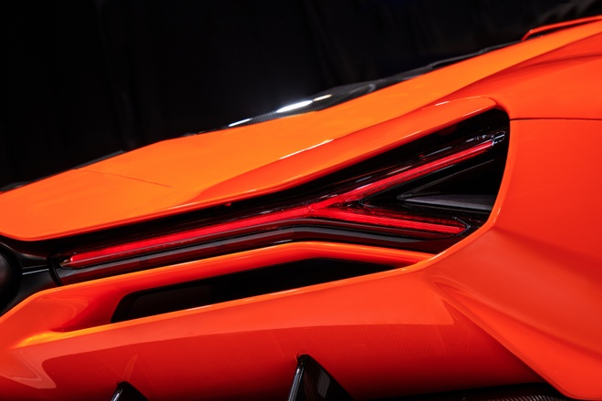 Siêu Xe Hybrid Lamborghini Cháy Hàng Tới 2025 Ngay Sau Khi Ra Mắt 11 Cụm đèn hậu trên Revuelto