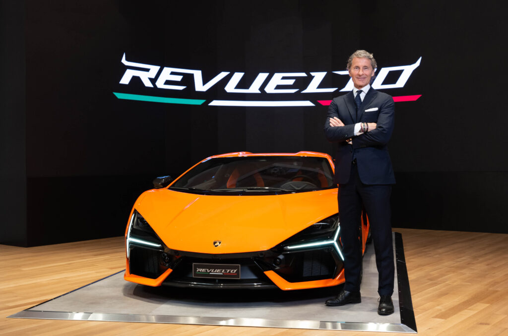 Siêu Xe Hybrid Lamborghini Cháy Hàng Tới 2025 Ngay Sau Khi Ra Mắt 3 Siêu xe Hybrid Lamborghini Revuelto có mặt tại khuôn viên triển lãm Thượng Hải