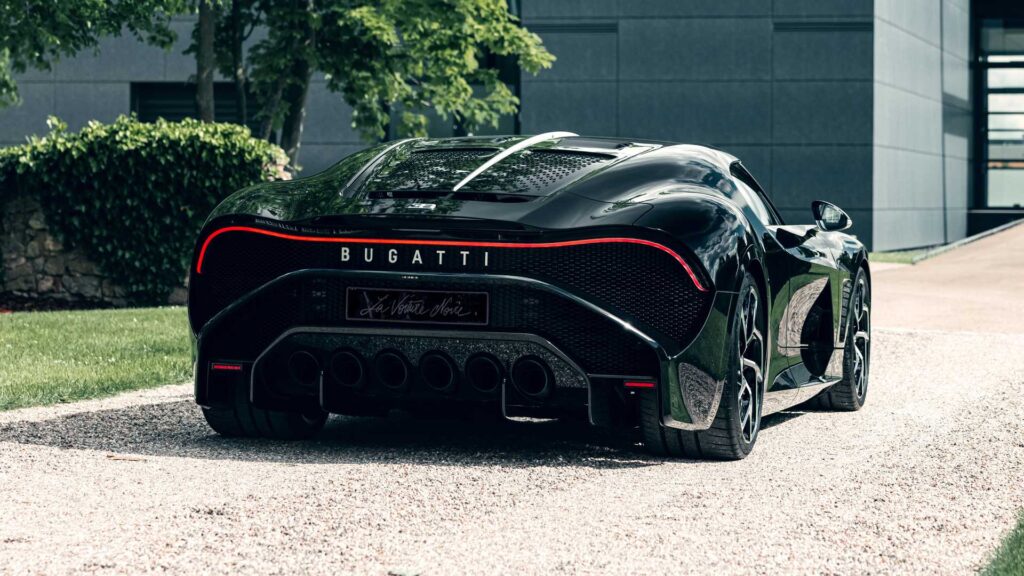 Bugatti La Voatio Noire trang bị 6 ống xả