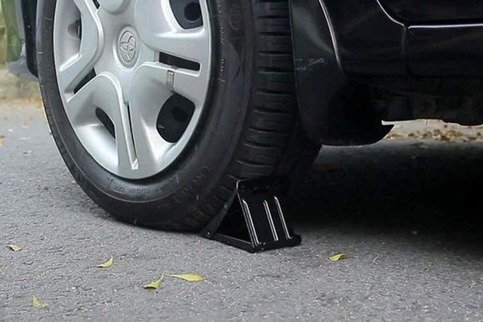 Chèn lốp xe bằng vật nặng