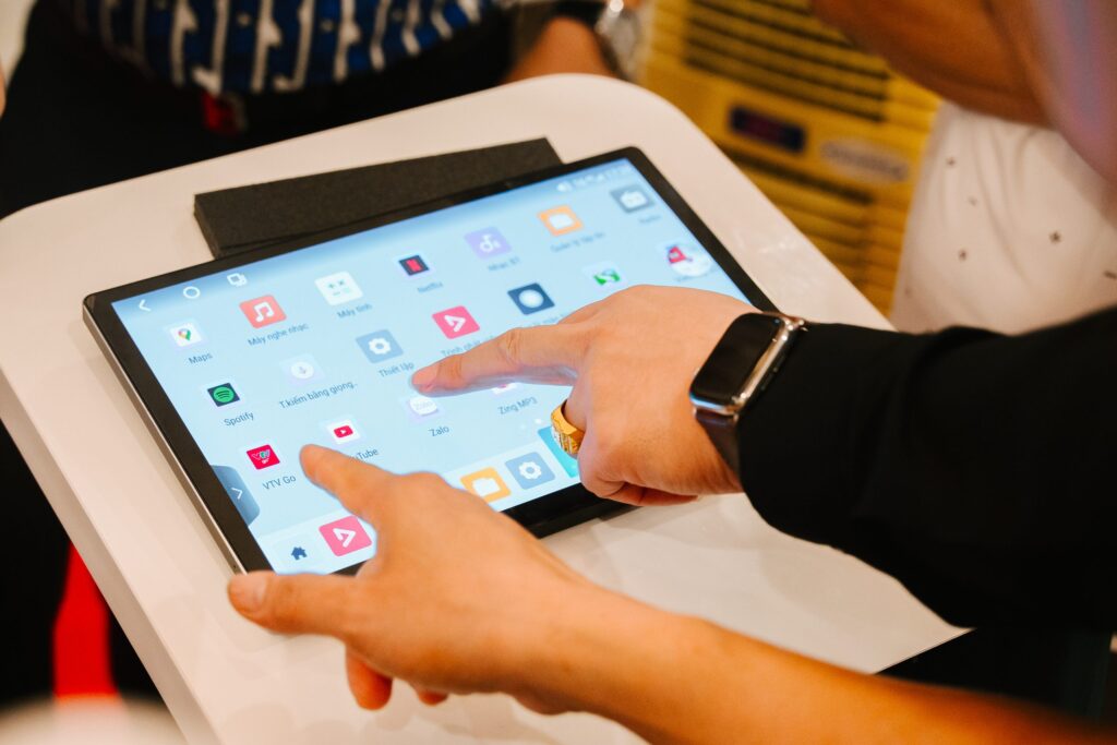 ra mat man hinh bravigo blux 2 scaled 1