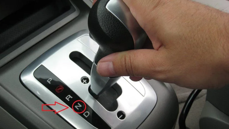 Hướng Dẫn Căn Dừng Đèn Đỏ Khi Lái Xe Ô Tô Chuẩn Xác, An Toàn 4 Dừng đèn đỏ về số N