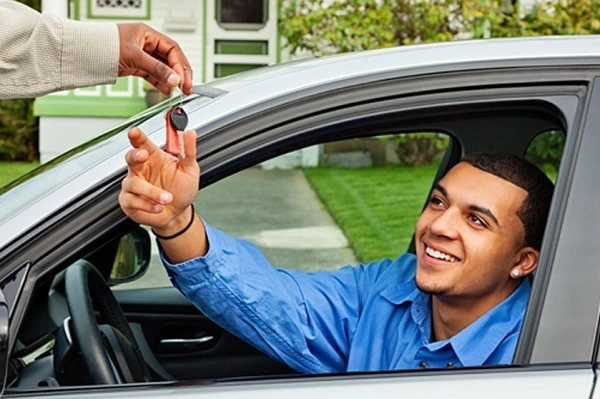 Cho mượn xe ô tô