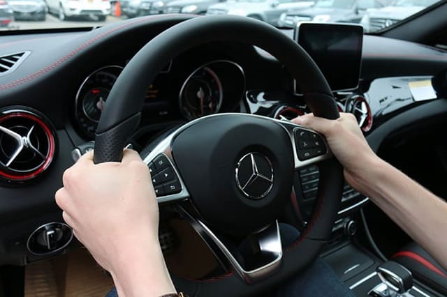 Cách cầm vô lăng 