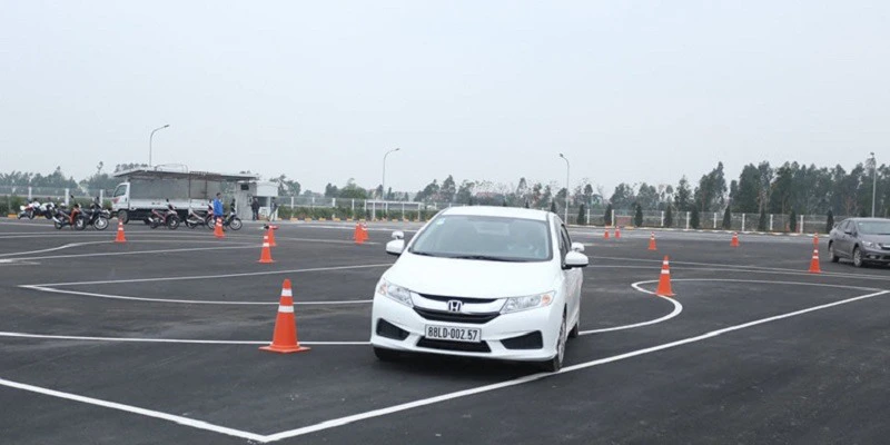 Kỹ Thuật Lái Xe Hình Chữ Chi: Hướng Dẫn Lái Xe Đúng Chuẩn Nhất 4 Phương pháp lùi hình chữ chi