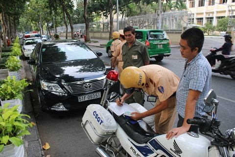 Tấp xe vào lề không đúng quy định