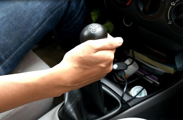 Xe Ô Tô Số Sàn Là Gì? Kỹ Thuật Lái Xe Số Sàn An Toàn, Chi Tiết 18 Tránh gác chân lên bàn đạp côn