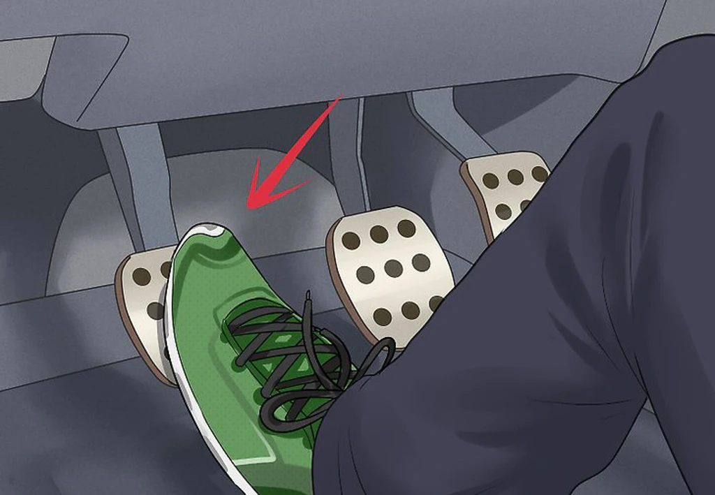 Xe Ô Tô Số Sàn Là Gì? Kỹ Thuật Lái Xe Số Sàn An Toàn, Chi Tiết 7 Bước 4: Nhấn hết bàn đạp ly hợp