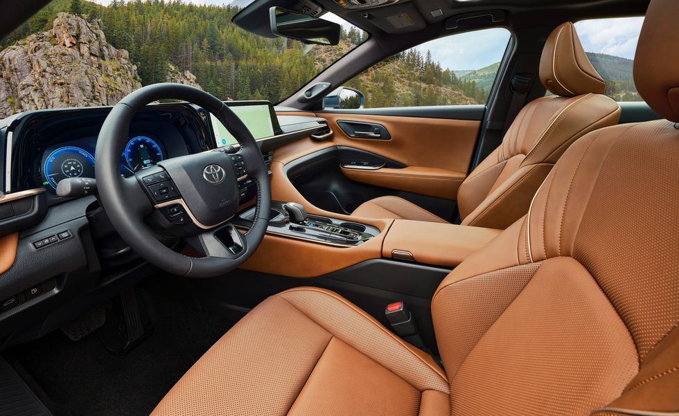 Toyota Crown Signia 2025: Mẫu SUV Cỡ Trung Hai Hàng Ghế Và Hybrid 3 Khoang nội thất của chiếc Crown Signia