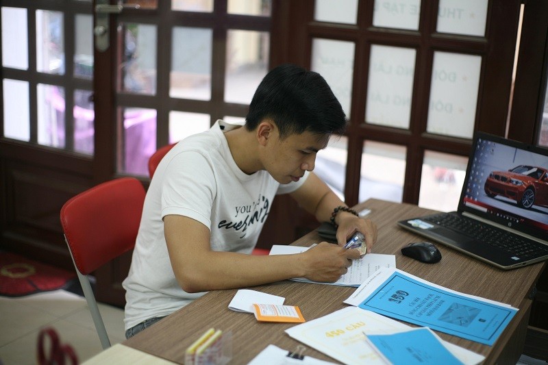 17 tuổi có được thi bằng lái xe máy? Mức phạt lái xe khi chưa đủ tuổi? 3 Đăng ký học lái xe máy