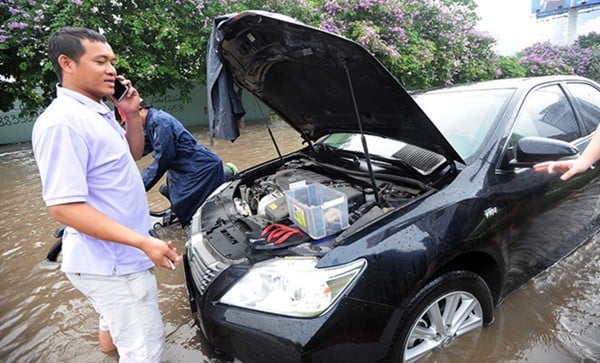 Gọi cứu hộ để được xử lý khi xe ô tô ngập nước