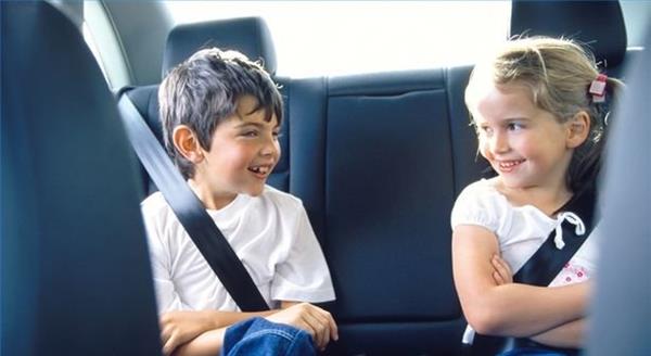 thắt dây an toàn cho người ngồi sau