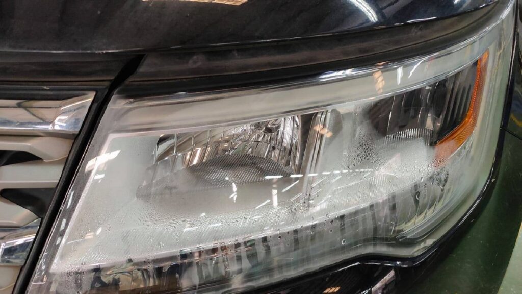 đèn xe bị hấp hơi nước